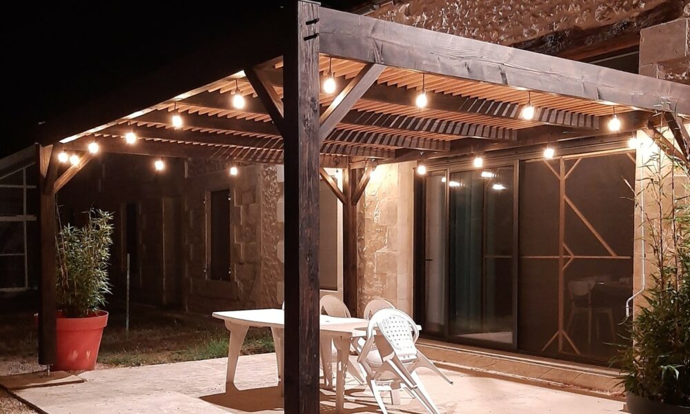 Eclairez votre pergola avec une guirlande guinguette Guirlande guinguette extérieur pergola